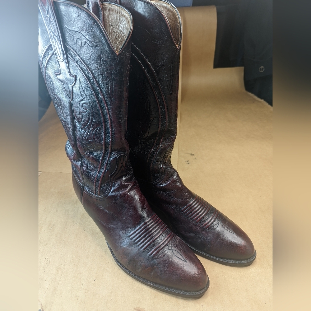 Lucchese Boots men's size 11B black cherry leather classic Western cowboy boots.